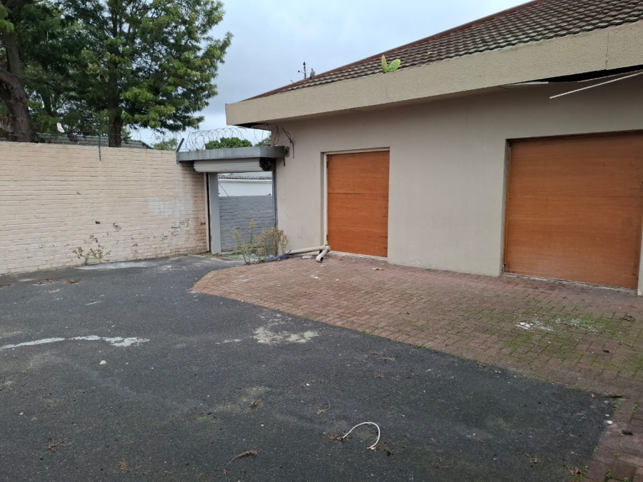 6 Bedroom Property for Sale in Oakdale Western Cape